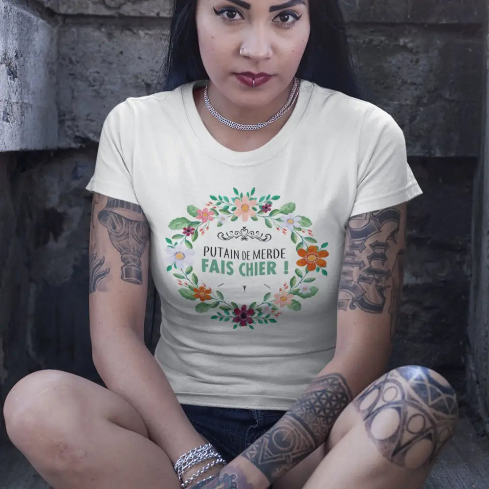 T-shirt femme avec l'inscription "Putain de merde fais chier", parfait pour celles qui aiment afficher un humour audacieux et sans filtre. Confortable et décalé, il exprime un message de frustration avec une touche d’irrévérence.