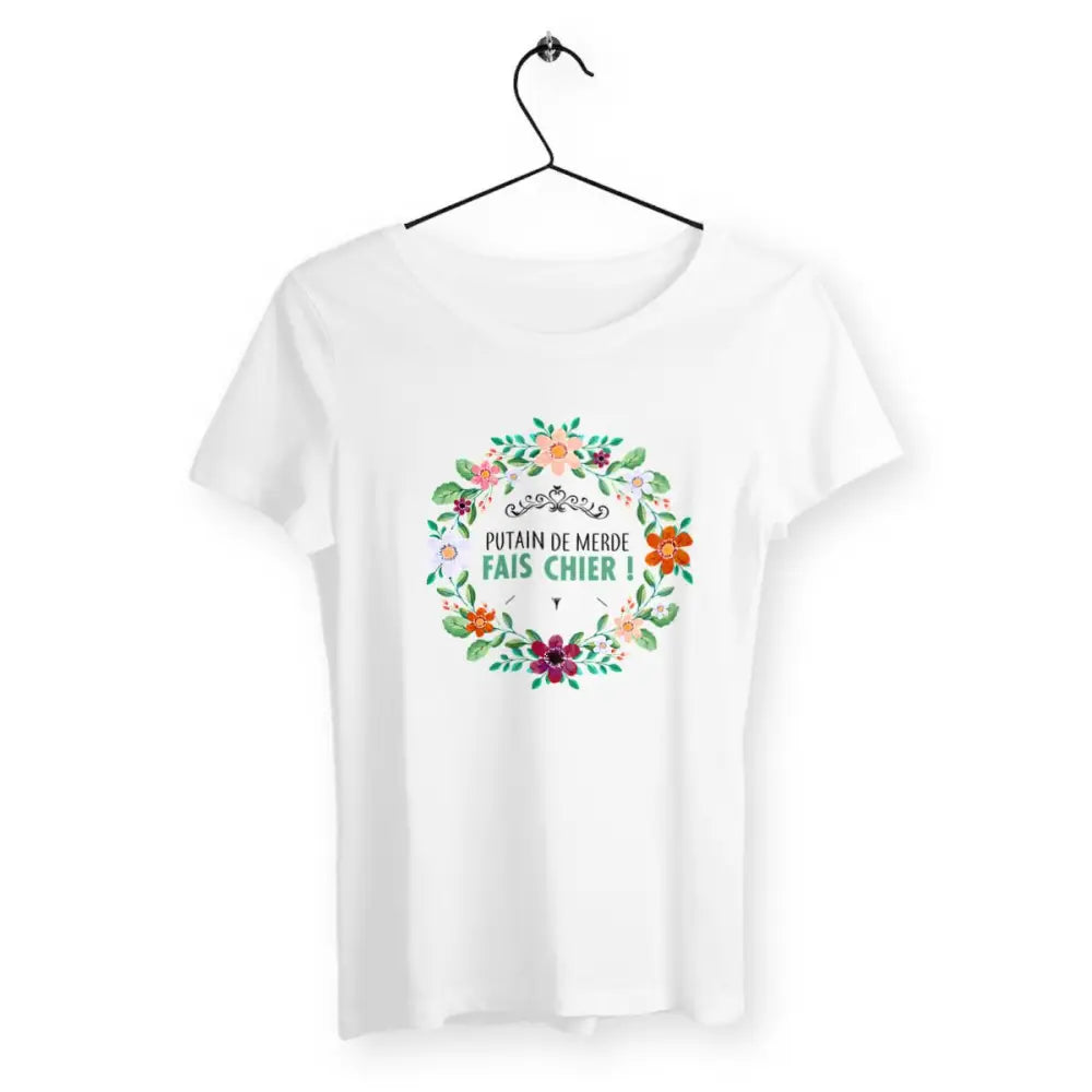 T-shirt femme avec l'inscription "Putain de merde fais chier", parfait pour celles qui aiment afficher un humour audacieux et sans filtre. Confortable et décalé, il exprime un message de frustration avec une touche d’irrévérence.