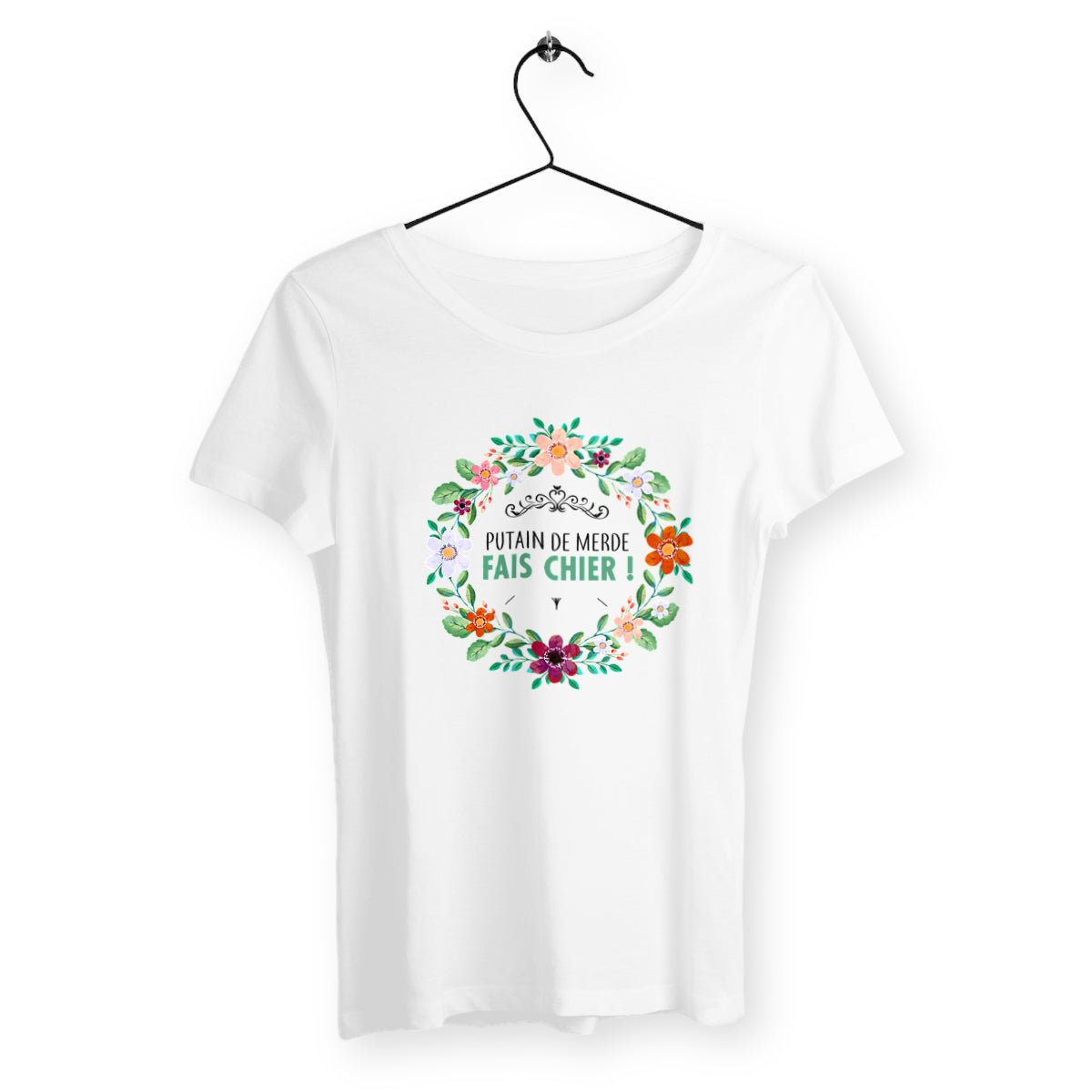 T-shirt femme avec l'inscription "Putain de merde fais chier", parfait pour celles qui aiment afficher un humour audacieux et sans filtre. Confortable et décalé, il exprime un message de frustration avec une touche d’irrévérence.
