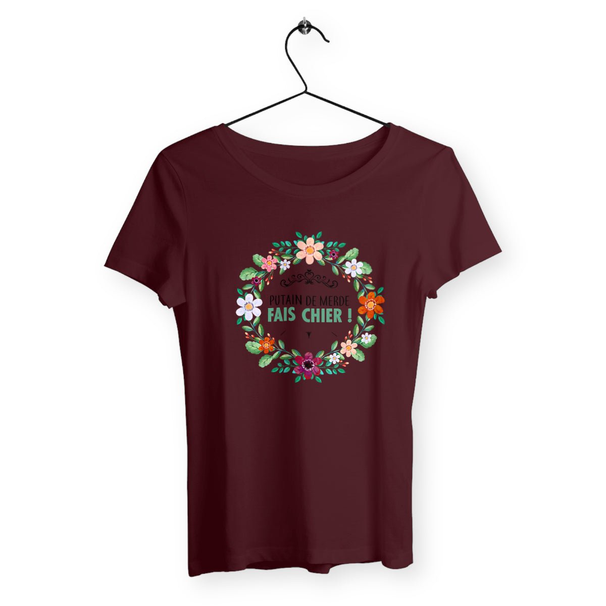 T-shirt femme avec l'inscription "Putain de merde fais chier", parfait pour celles qui aiment afficher un humour audacieux et sans filtre. Confortable et décalé, il exprime un message de frustration avec une touche d’irrévérence.