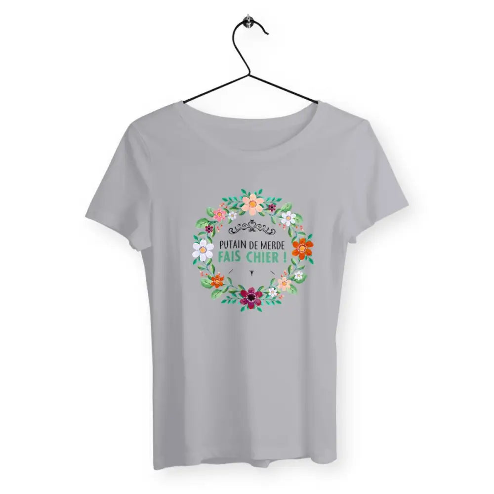 T-shirt femme avec l'inscription "Putain de merde fais chier", parfait pour celles qui aiment afficher un humour audacieux et sans filtre. Confortable et décalé, il exprime un message de frustration avec une touche d’irrévérence.
