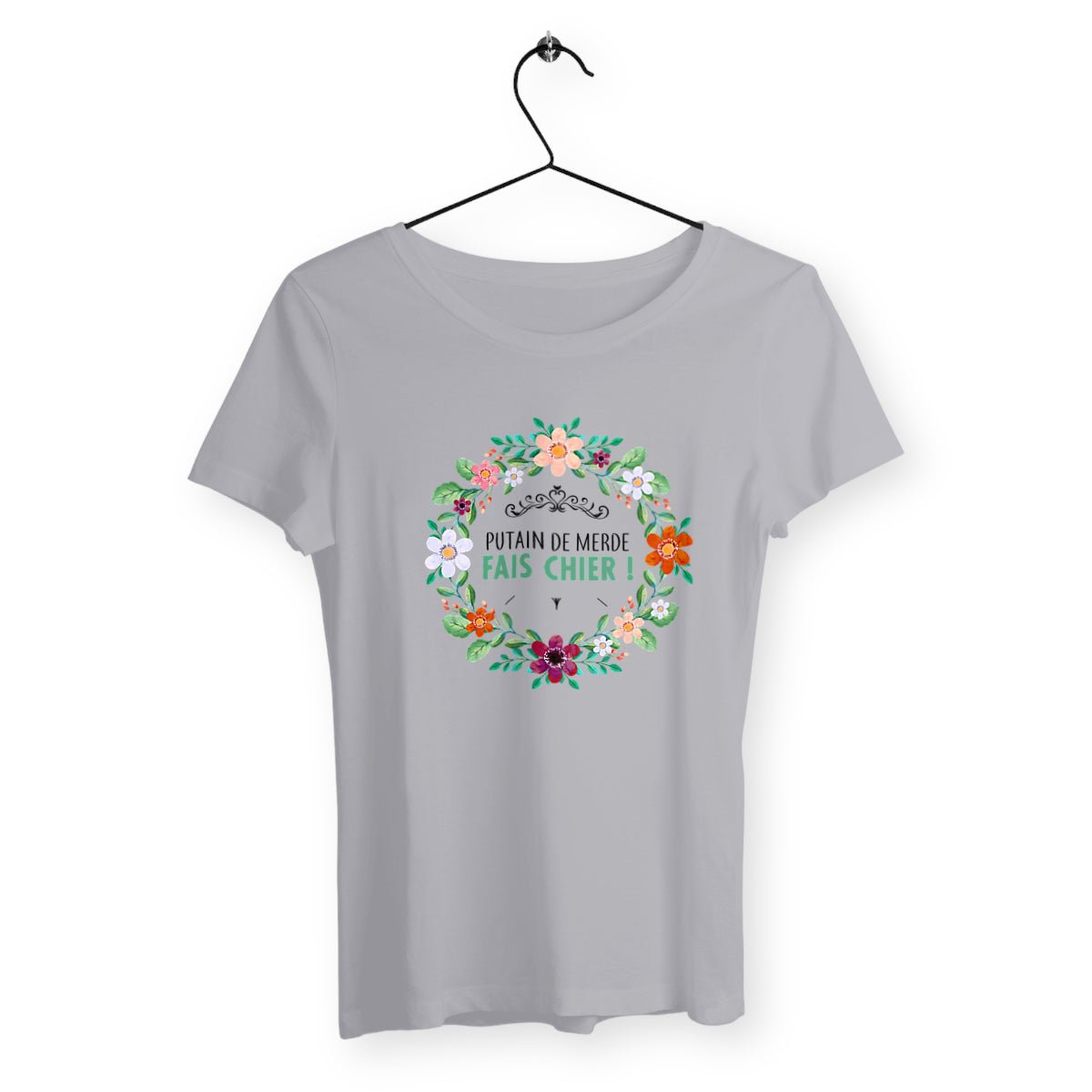 T-shirt femme avec l'inscription "Putain de merde fais chier", parfait pour celles qui aiment afficher un humour audacieux et sans filtre. Confortable et décalé, il exprime un message de frustration avec une touche d’irrévérence.