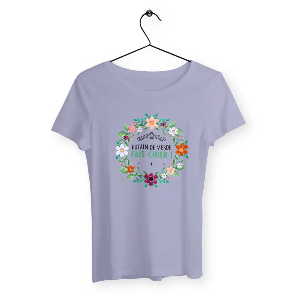 T-shirt femme avec l'inscription "Putain de merde fais chier", parfait pour celles qui aiment afficher un humour audacieux et sans filtre. Confortable et décalé, il exprime un message de frustration avec une touche d’irrévérence.