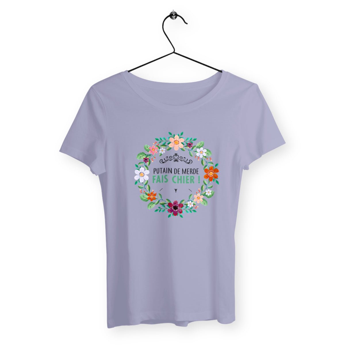 T-shirt femme avec l'inscription "Putain de merde fais chier", parfait pour celles qui aiment afficher un humour audacieux et sans filtre. Confortable et décalé, il exprime un message de frustration avec une touche d’irrévérence.