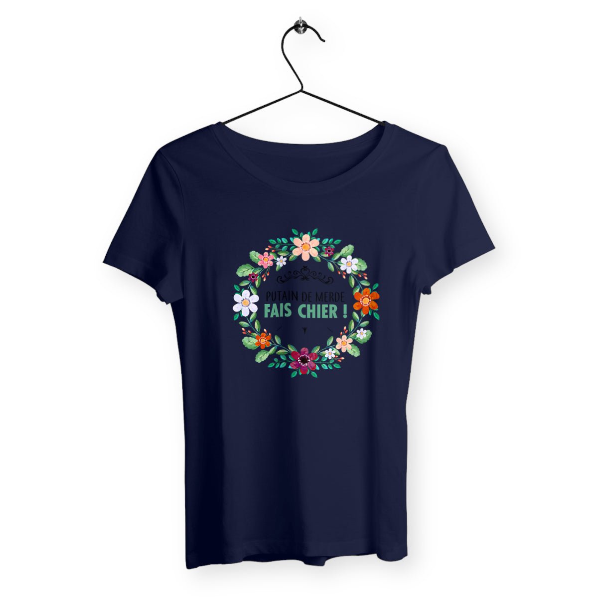 T-shirt femme avec l'inscription "Putain de merde fais chier", parfait pour celles qui aiment afficher un humour audacieux et sans filtre. Confortable et décalé, il exprime un message de frustration avec une touche d’irrévérence.