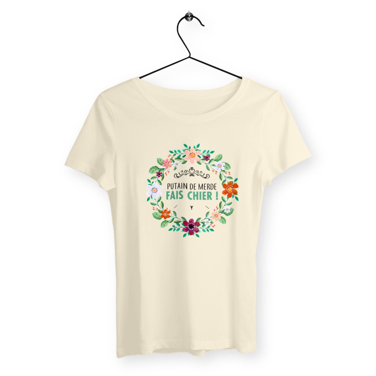 T-shirt femme avec l'inscription "Putain de merde fais chier", parfait pour celles qui aiment afficher un humour audacieux et sans filtre. Confortable et décalé, il exprime un message de frustration avec une touche d’irrévérence.
