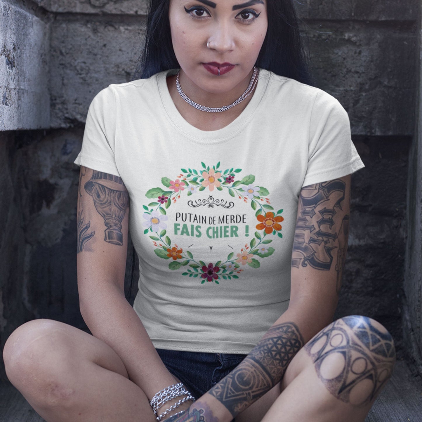 T-shirt femme avec l'inscription "Putain de merde fais chier", parfait pour celles qui aiment afficher un humour audacieux et sans filtre. Confortable et décalé, il exprime un message de frustration avec une touche d’irrévérence.