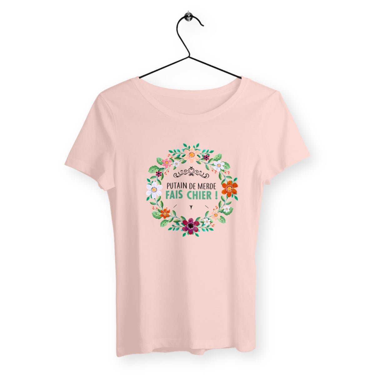 T-shirt femme avec l'inscription "Putain de merde fais chier", parfait pour celles qui aiment afficher un humour audacieux et sans filtre. Confortable et décalé, il exprime un message de frustration avec une touche d’irrévérence.