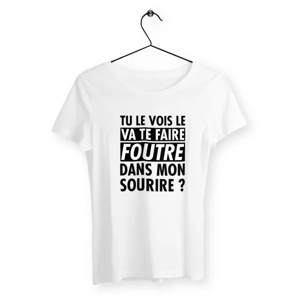 T-shirt femme avec l'inscription "Tu le vois le va te faire foutre dans mon sourire ?" – Un design audacieux et plein de caractère pour celles qui aiment afficher leur humour et leur franc-parler avec style. Parfait pour un look provocateur et décalé !