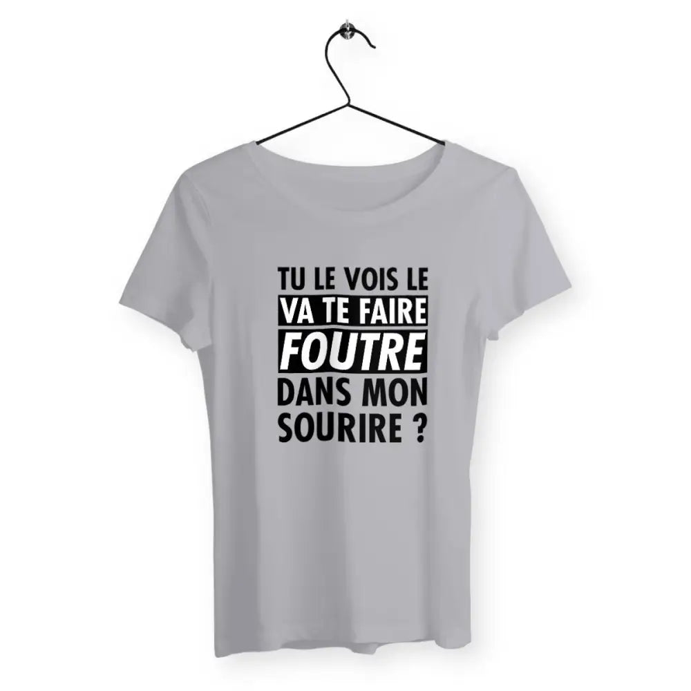 T-shirt femme avec l'inscription "Tu le vois le va te faire foutre dans mon sourire ?" – Un design audacieux et plein de caractère pour celles qui aiment afficher leur humour et leur franc-parler avec style. Parfait pour un look provocateur et décalé !