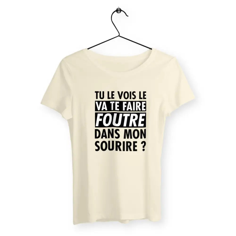 T-shirt femme avec l'inscription "Tu le vois le va te faire foutre dans mon sourire ?" – Un design audacieux et plein de caractère pour celles qui aiment afficher leur humour et leur franc-parler avec style. Parfait pour un look provocateur et décalé !