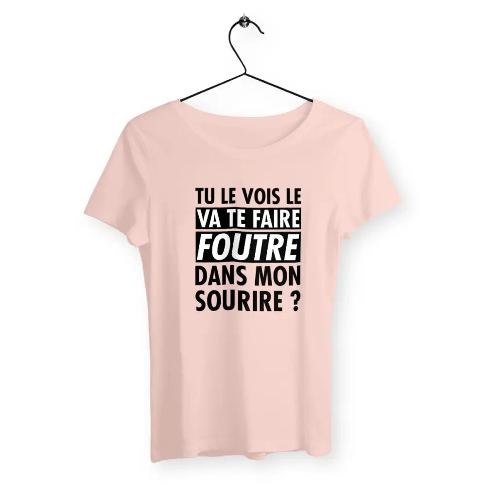 T-shirt femme avec l'inscription "Tu le vois le va te faire foutre dans mon sourire ?" – Un design audacieux et plein de caractère pour celles qui aiment afficher leur humour et leur franc-parler avec style. Parfait pour un look provocateur et décalé !