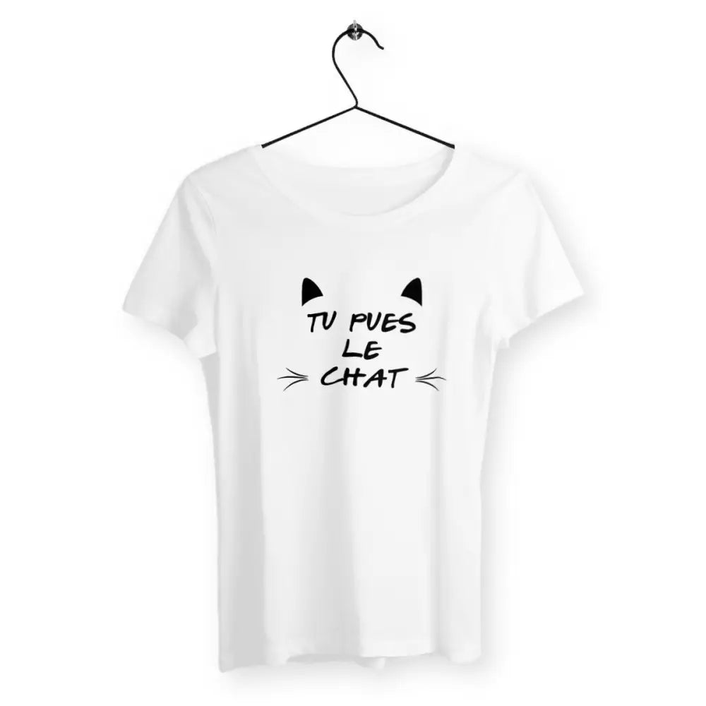 T-shirt femme avec l'inscription "Tu pues le chat", un modèle original et amusant pour les amoureux des chats. Confortable et stylé, ce t-shirt affiche un message humoristique sur l'odeur des chats avec une touche de dérision.