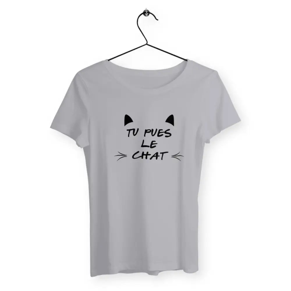 T-shirt femme avec l'inscription "Tu pues le chat", un modèle original et amusant pour les amoureux des chats. Confortable et stylé, ce t-shirt affiche un message humoristique sur l'odeur des chats avec une touche de dérision.