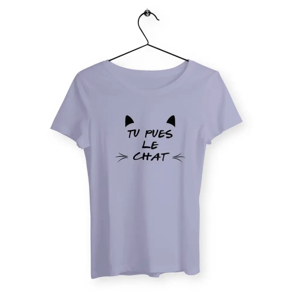 T-shirt femme avec l'inscription "Tu pues le chat", un modèle original et amusant pour les amoureux des chats. Confortable et stylé, ce t-shirt affiche un message humoristique sur l'odeur des chats avec une touche de dérision.