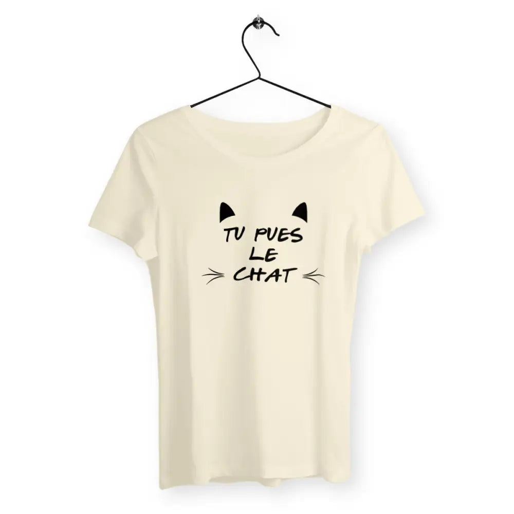 T-shirt femme avec l'inscription "Tu pues le chat", un modèle original et amusant pour les amoureux des chats. Confortable et stylé, ce t-shirt affiche un message humoristique sur l'odeur des chats avec une touche de dérision.