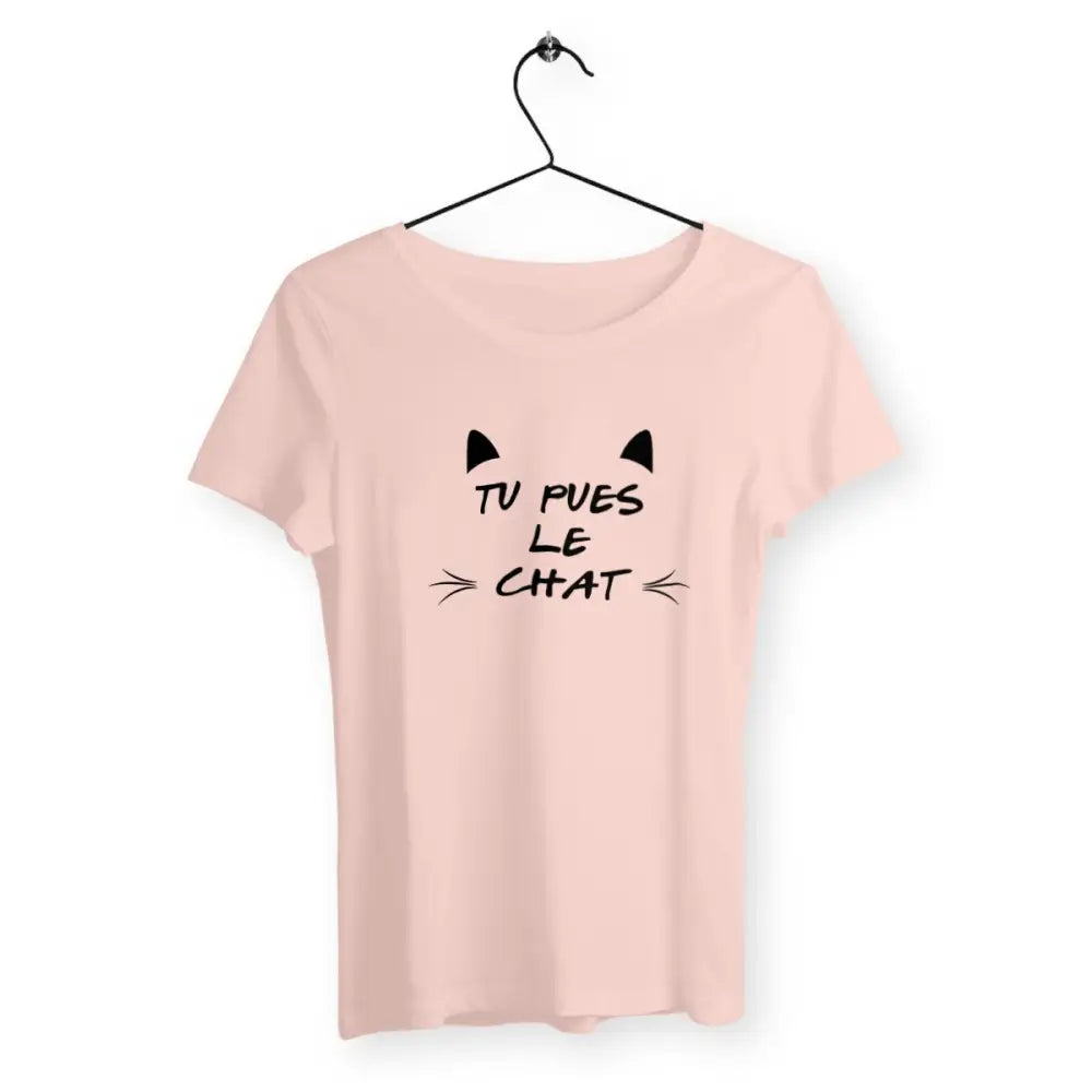T-shirt femme avec l'inscription "Tu pues le chat", un modèle original et amusant pour les amoureux des chats. Confortable et stylé, ce t-shirt affiche un message humoristique sur l'odeur des chats avec une touche de dérision.