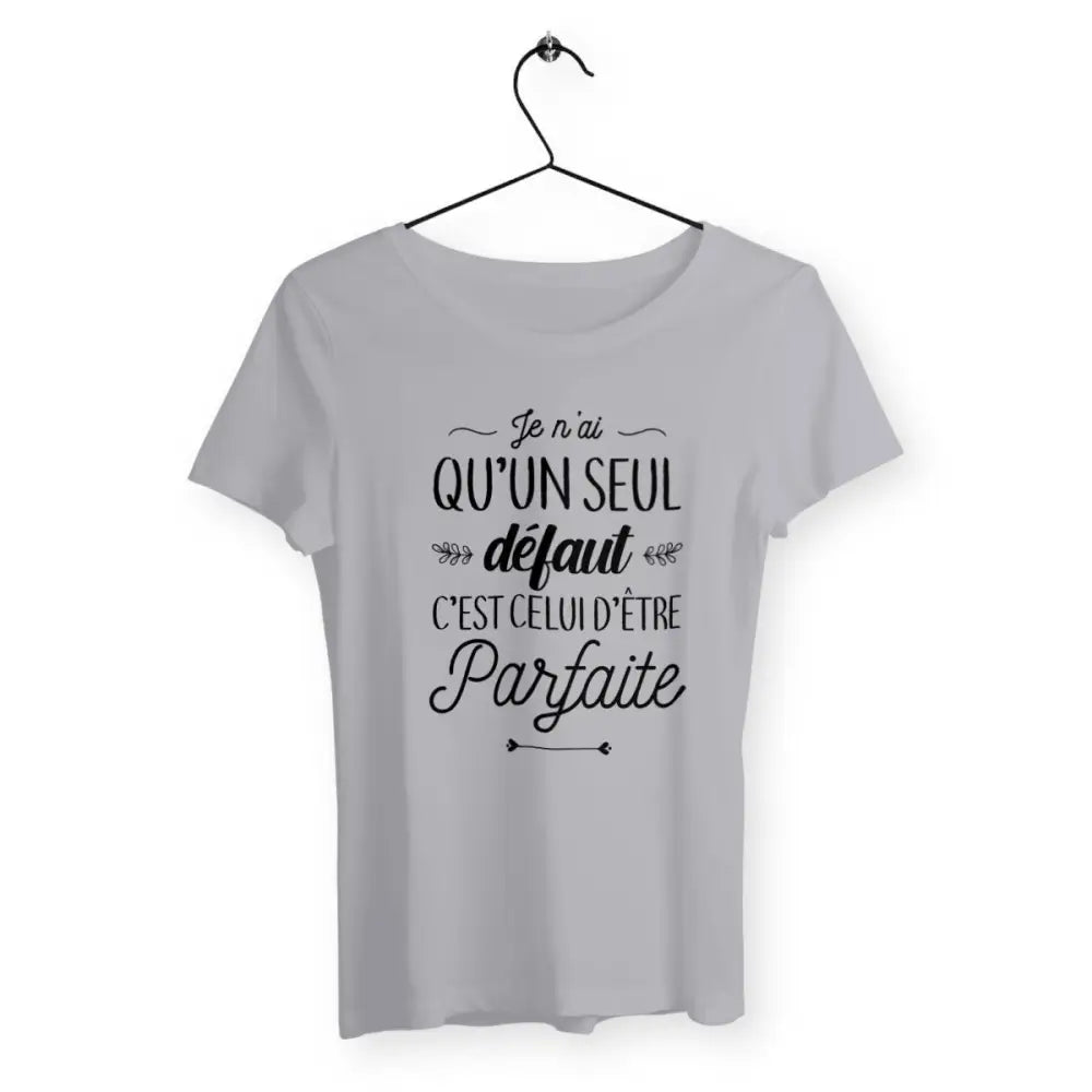 T-shirt femme avec l'inscription "Un seul défaut : parfaite", un modèle humoristique et audacieux pour celles qui assument leur perfection avec une touche d’ironie. Confortable et stylé, idéal pour afficher une attitude fun et décalée.