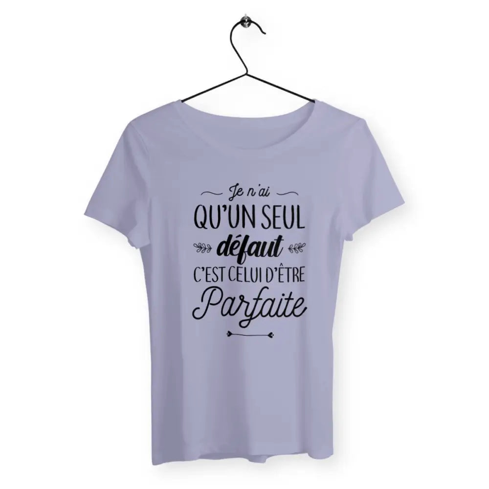 T-shirt femme avec l'inscription "Un seul défaut : parfaite", un modèle humoristique et audacieux pour celles qui assument leur perfection avec une touche d’ironie. Confortable et stylé, idéal pour afficher une attitude fun et décalée.