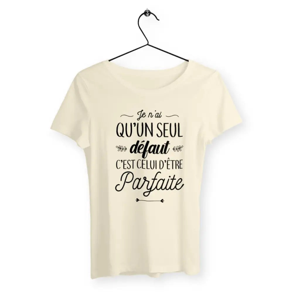 T-shirt femme avec l'inscription "Un seul défaut : parfaite", un modèle humoristique et audacieux pour celles qui assument leur perfection avec une touche d’ironie. Confortable et stylé, idéal pour afficher une attitude fun et décalée.