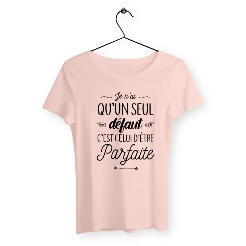 T-shirt femme avec l'inscription "Un seul défaut : parfaite", un modèle humoristique et audacieux pour celles qui assument leur perfection avec une touche d’ironie. Confortable et stylé, idéal pour afficher une attitude fun et décalée.