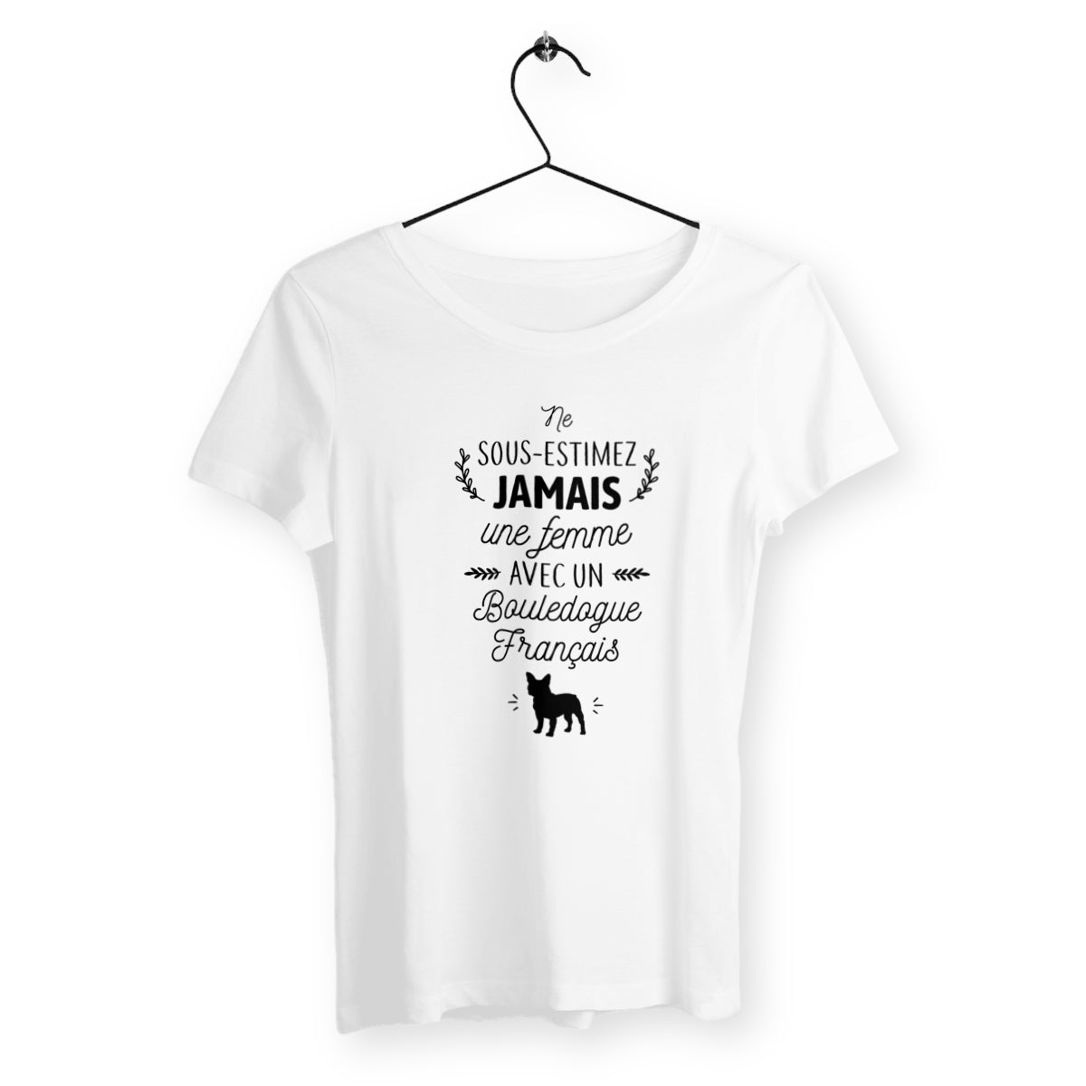 T-shirt femme avec l'inscription "Une femme avec un bouledogue français", parfait pour les amoureuses de cette race canine. Confortable et stylé, il célèbre la complicité entre une femme et son bouledogue français avec une touche de tendresse et d'humour.