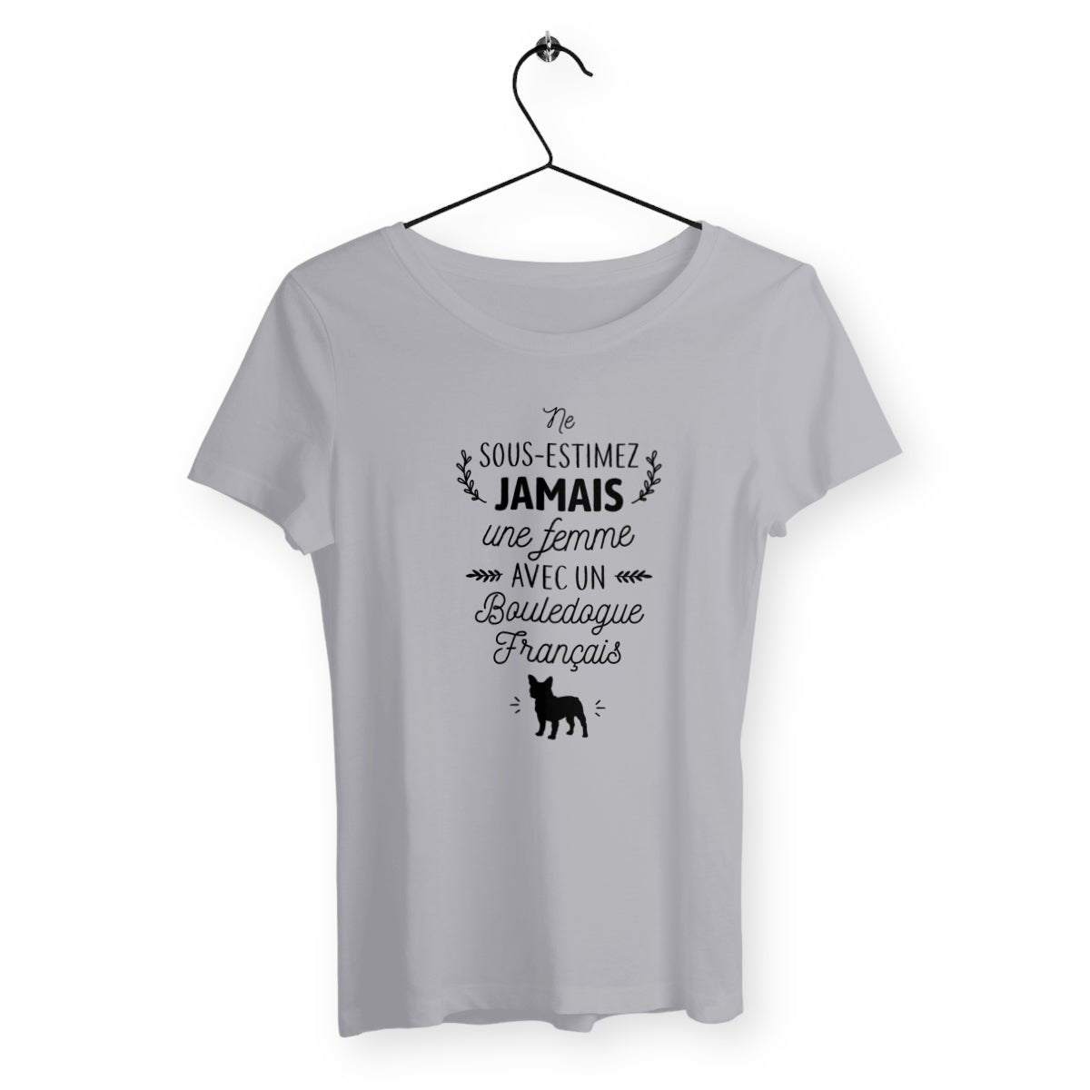 T-shirt femme avec l'inscription "Une femme avec un bouledogue français", parfait pour les amoureuses de cette race canine. Confortable et stylé, il célèbre la complicité entre une femme et son bouledogue français avec une touche de tendresse et d'humour.