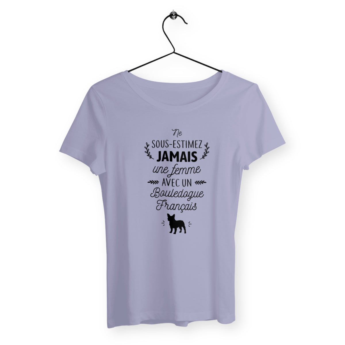 T-shirt femme avec l'inscription "Une femme avec un bouledogue français", parfait pour les amoureuses de cette race canine. Confortable et stylé, il célèbre la complicité entre une femme et son bouledogue français avec une touche de tendresse et d'humour.