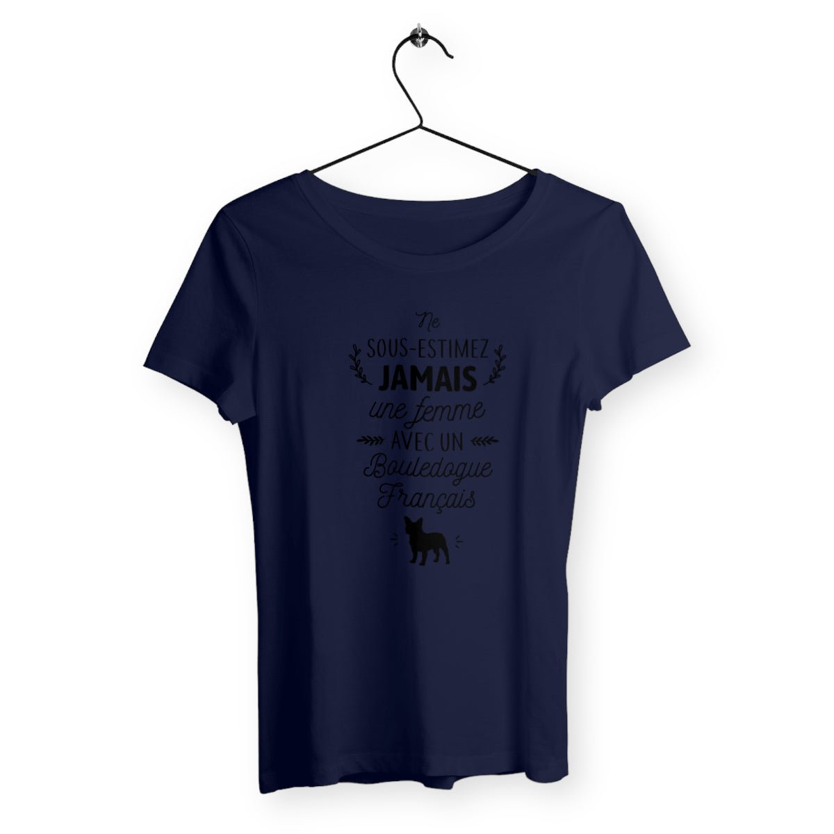 T-shirt femme avec l'inscription "Une femme avec un bouledogue français", parfait pour les amoureuses de cette race canine. Confortable et stylé, il célèbre la complicité entre une femme et son bouledogue français avec une touche de tendresse et d'humour.
