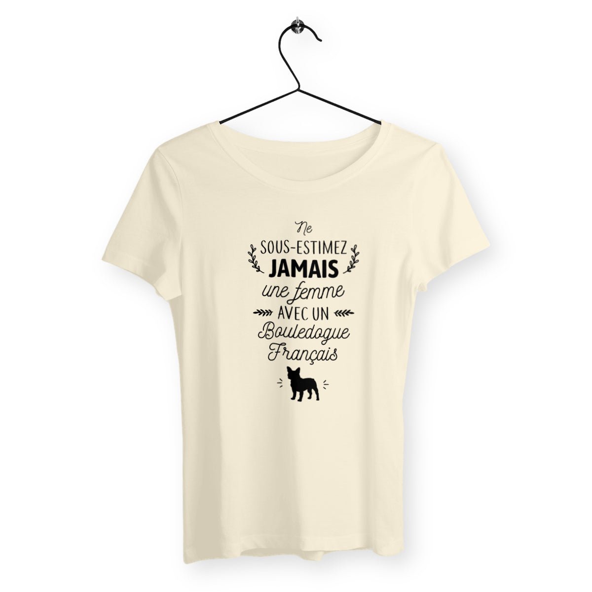 T-shirt femme avec l'inscription "Une femme avec un bouledogue français", parfait pour les amoureuses de cette race canine. Confortable et stylé, il célèbre la complicité entre une femme et son bouledogue français avec une touche de tendresse et d'humour.