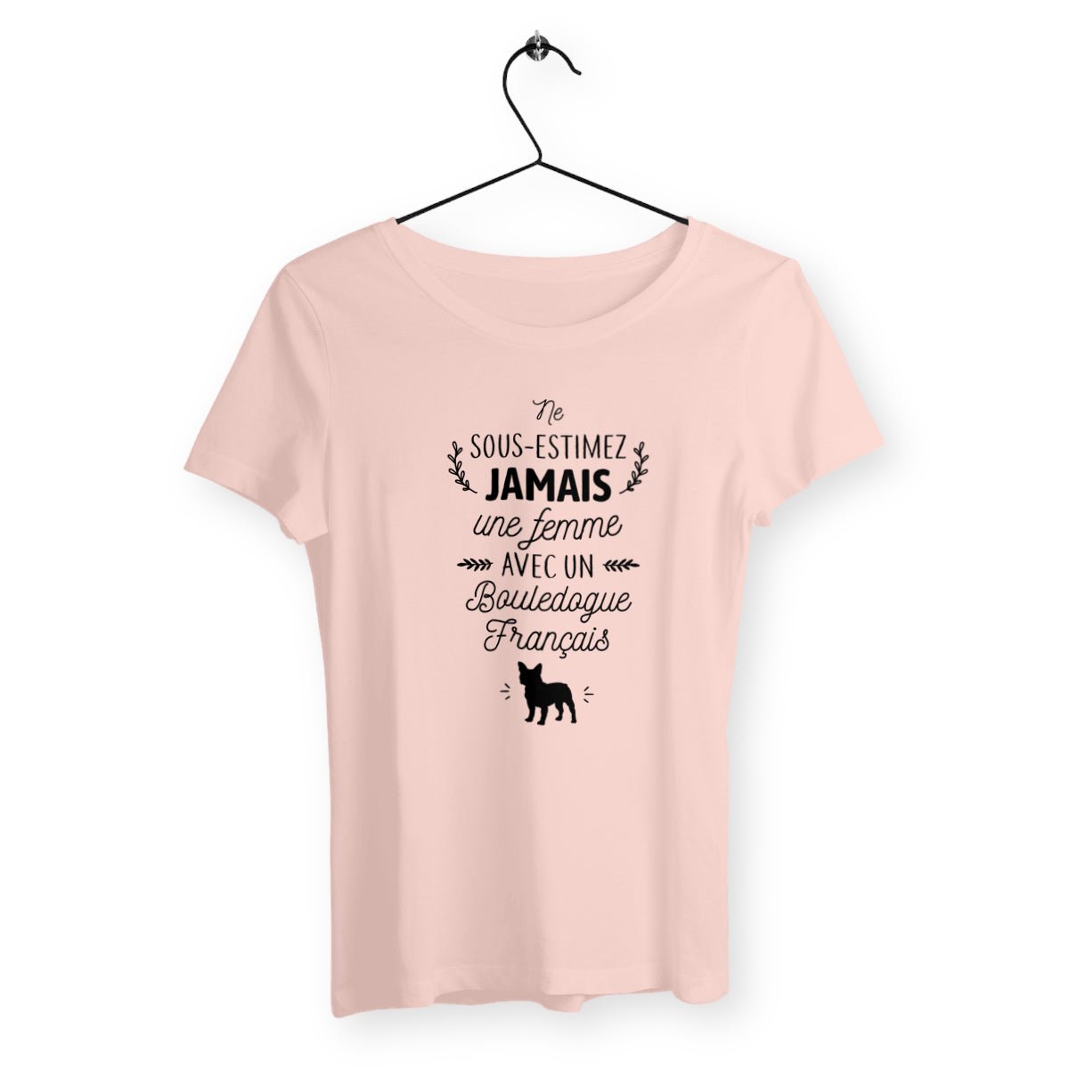 T-shirt femme avec l'inscription "Une femme avec un bouledogue français", parfait pour les amoureuses de cette race canine. Confortable et stylé, il célèbre la complicité entre une femme et son bouledogue français avec une touche de tendresse et d'humour.
