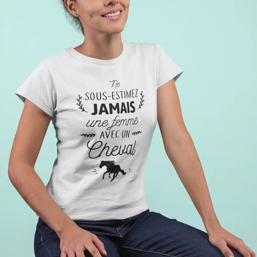 T-shirt femme avec l'inscription "Une femme avec un cheval", parfait pour les passionnées d’équitation. Confortable et élégant, il reflète l’amour du cheval et la connexion unique entre une cavalière et sa monture.