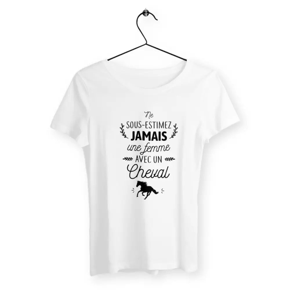 T-shirt femme avec l'inscription "Une femme avec un cheval", parfait pour les passionnées d’équitation. Confortable et élégant, il reflète l’amour du cheval et la connexion unique entre une cavalière et sa monture.