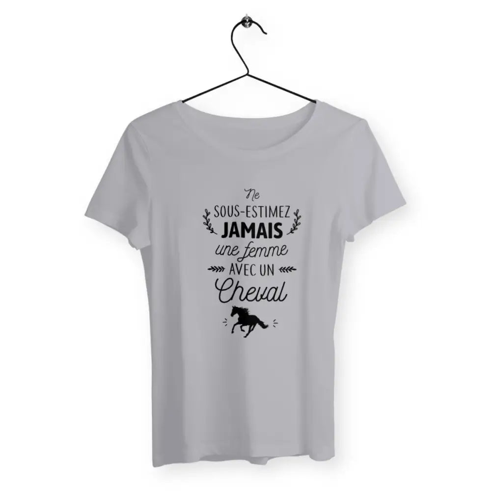 T-shirt femme avec l'inscription "Une femme avec un cheval", parfait pour les passionnées d’équitation. Confortable et élégant, il reflète l’amour du cheval et la connexion unique entre une cavalière et sa monture.