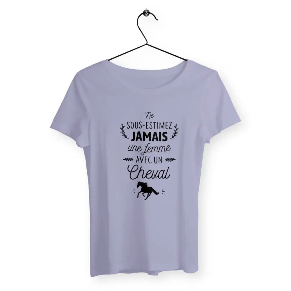 T-shirt femme avec l'inscription "Une femme avec un cheval", parfait pour les passionnées d’équitation. Confortable et élégant, il reflète l’amour du cheval et la connexion unique entre une cavalière et sa monture.