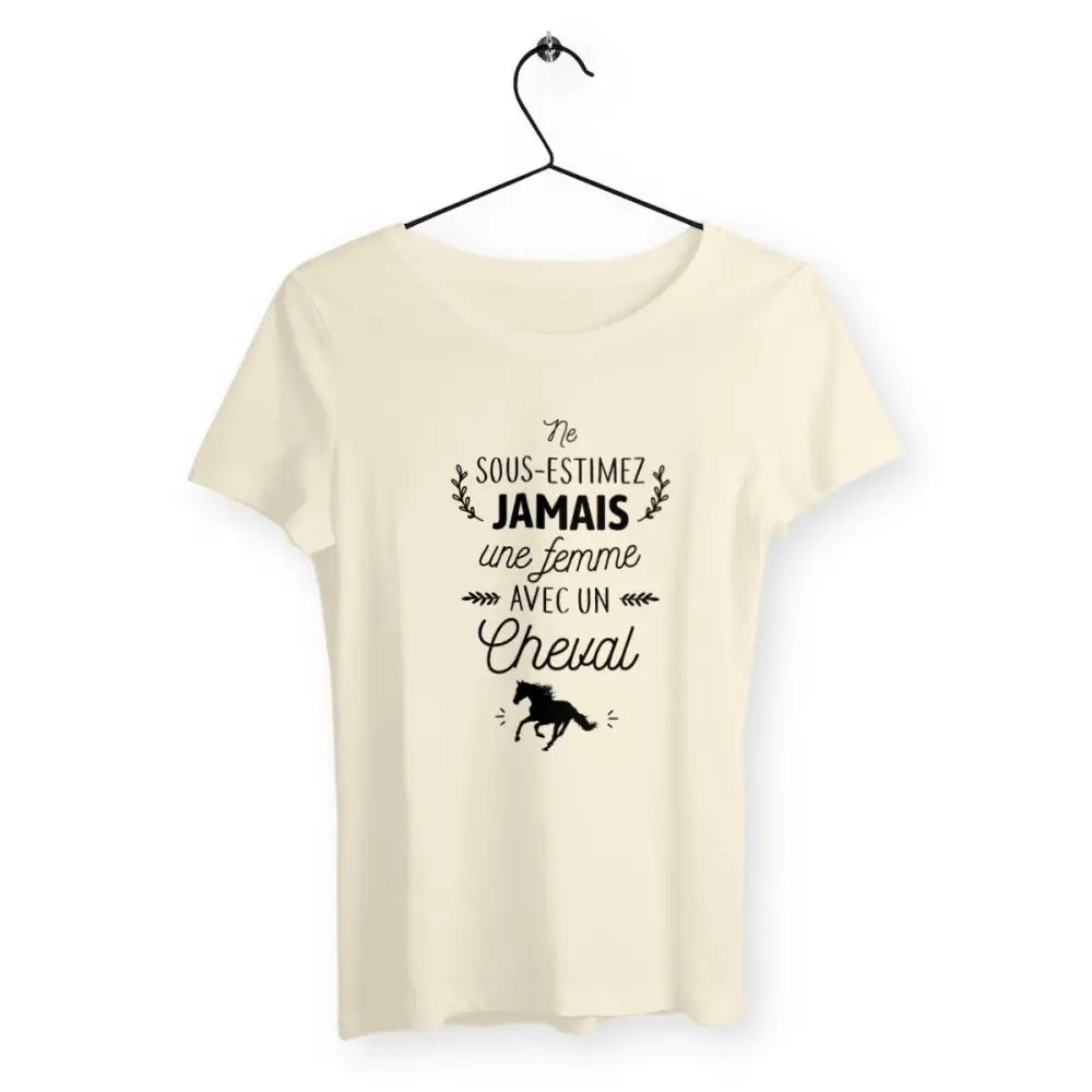 T-shirt femme avec l'inscription "Une femme avec un cheval", parfait pour les passionnées d’équitation. Confortable et élégant, il reflète l’amour du cheval et la connexion unique entre une cavalière et sa monture.