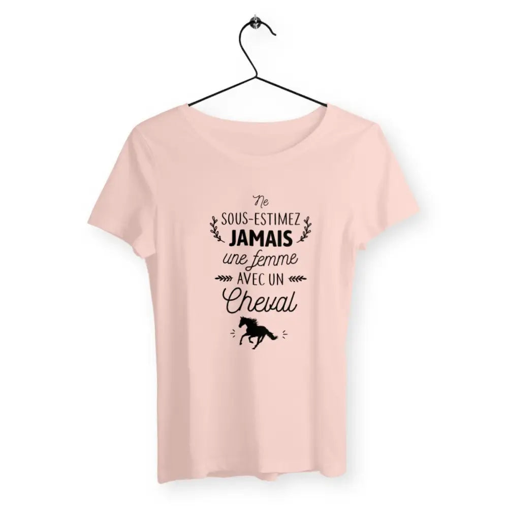 T-shirt femme avec l'inscription "Une femme avec un cheval", parfait pour les passionnées d’équitation. Confortable et élégant, il reflète l’amour du cheval et la connexion unique entre une cavalière et sa monture.