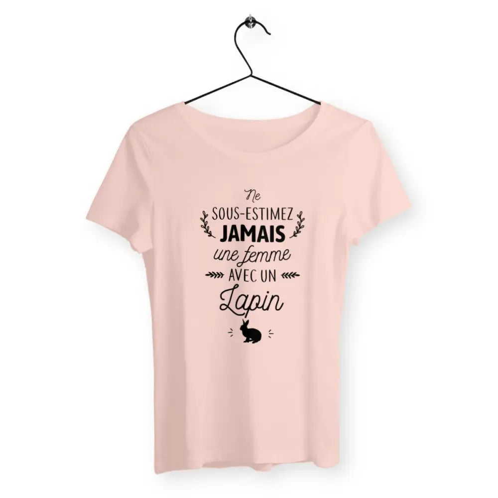 T-shirt femme avec l'inscription "Une femme avec un lapin", parfait pour les amoureuses de ces petits compagnons à grandes oreilles. Confortable et stylé, il célèbre l'amour et la complicité entre une femme et son lapin avec une touche de douceur et de mignonnerie.