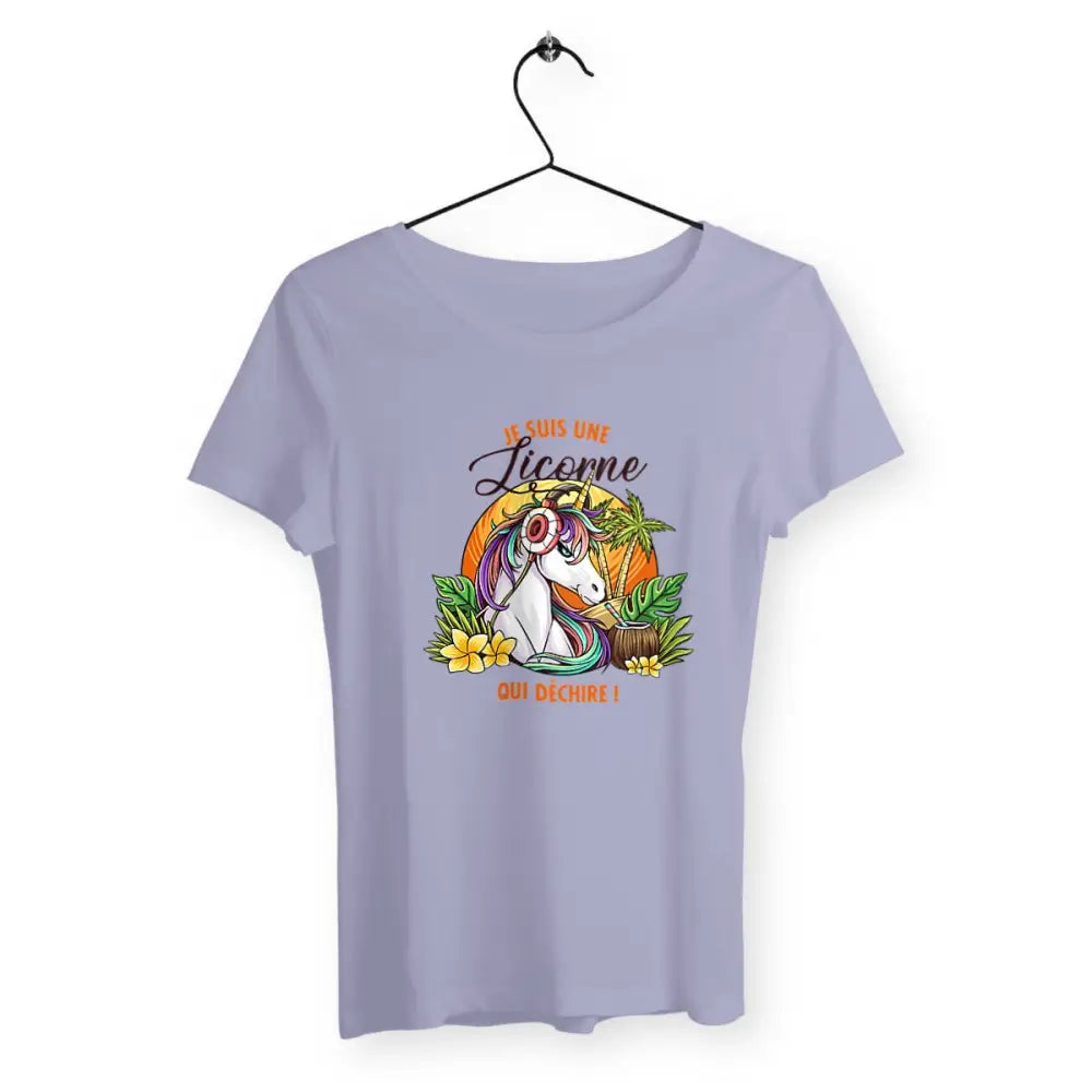 T-shirt femme avec l'inscription "Une licorne qui déchire", un modèle fun et coloré pour celles qui aiment l'univers magique et original des licornes. Confortable et stylé, parfait pour ajouter une touche de fantaisie à votre garde-robe.