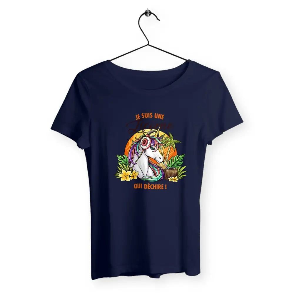 T-shirt femme avec l'inscription "Une licorne qui déchire", un modèle fun et coloré pour celles qui aiment l'univers magique et original des licornes. Confortable et stylé, parfait pour ajouter une touche de fantaisie à votre garde-robe.