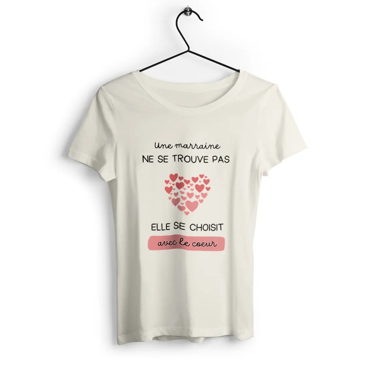 T-shirt femme avec l'inscription 'Une marraine ne se trouve pas elle se choisit avec le cœur', parfait pour célébrer l'amour et la tendresse d'une marraine avec un message touchant.