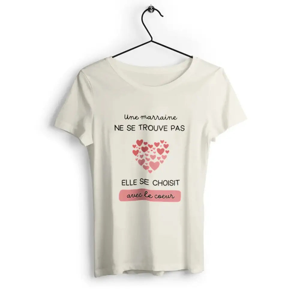 T-shirt femme avec l'inscription 'Une marraine ne se trouve pas elle se choisit avec le cœur', parfait pour célébrer l'amour et la tendresse d'une marraine avec un message touchant.