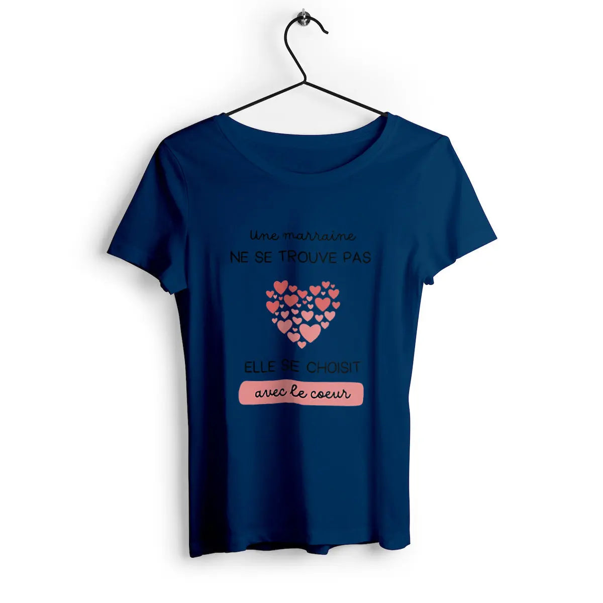 T-shirt femme avec l'inscription 'Une marraine ne se trouve pas elle se choisit avec le cœur', parfait pour célébrer l'amour et la tendresse d'une marraine avec un message touchant.