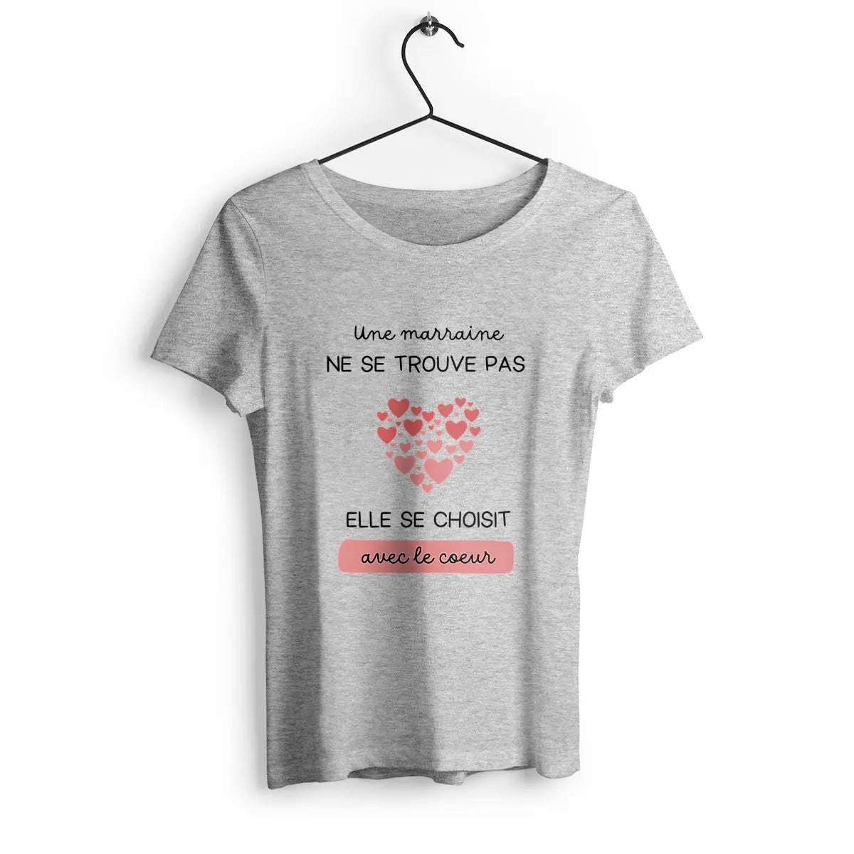T-shirt femme avec l'inscription 'Une marraine ne se trouve pas elle se choisit avec le cœur', parfait pour célébrer l'amour et la tendresse d'une marraine avec un message touchant.