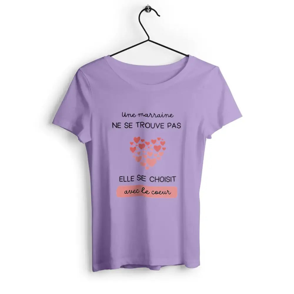 T-shirt femme avec l'inscription 'Une marraine ne se trouve pas elle se choisit avec le cœur', parfait pour célébrer l'amour et la tendresse d'une marraine avec un message touchant.