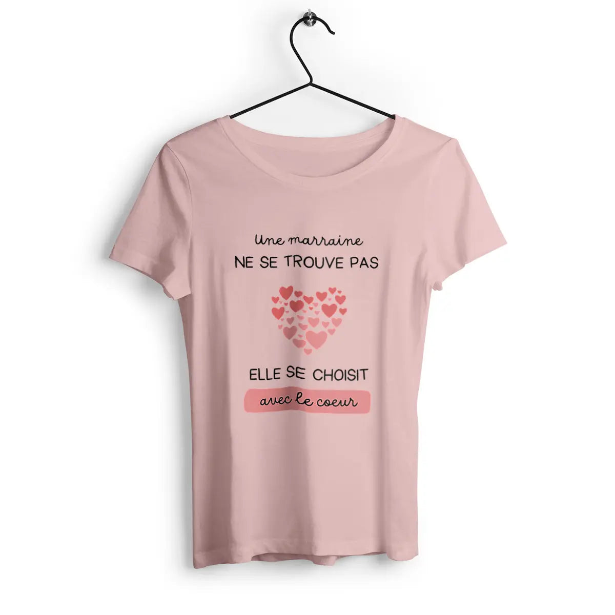 T-shirt femme avec l'inscription 'Une marraine ne se trouve pas elle se choisit avec le cœur', parfait pour célébrer l'amour et la tendresse d'une marraine avec un message touchant.