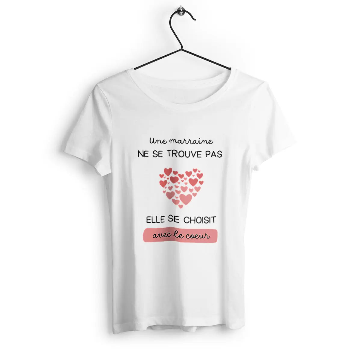 T-shirt femme avec l'inscription 'Une marraine ne se trouve pas elle se choisit avec le cœur', parfait pour célébrer l'amour et la tendresse d'une marraine avec un message touchant.