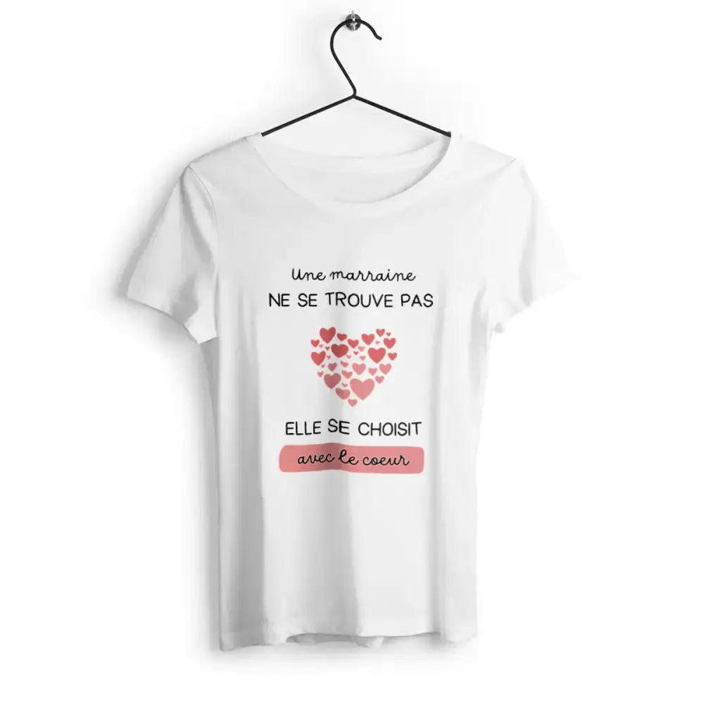 T-shirt femme avec l'inscription 'Une marraine ne se trouve pas elle se choisit avec le cœur', parfait pour célébrer l'amour et la tendresse d'une marraine avec un message touchant.