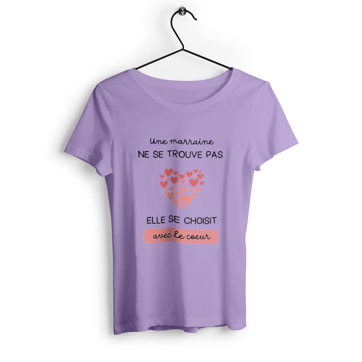 T-shirt femme avec l'inscription 'Une marraine ne se trouve pas elle se choisit avec le cœur', parfait pour célébrer l'amour et la tendresse d'une marraine avec un message touchant.