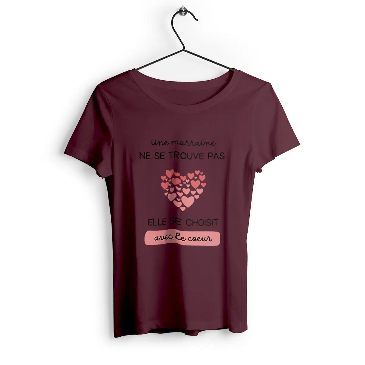 T-shirt femme avec l'inscription 'Une marraine ne se trouve pas elle se choisit avec le cœur', parfait pour célébrer l'amour et la tendresse d'une marraine avec un message touchant.